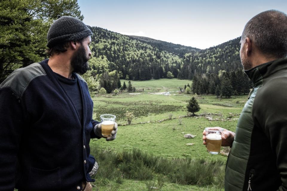 Deux verres de Sylvatica sur fond de montagnes.
