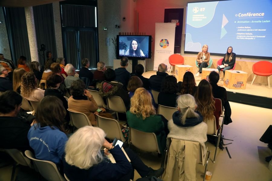 Plan large avec public et intervenantes