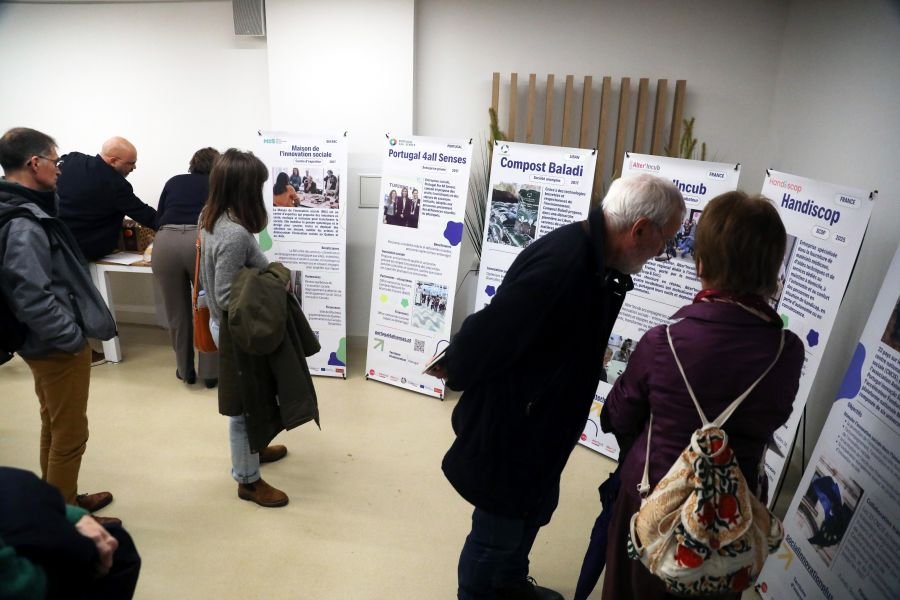 Initiatives d'innovation sociale présentées sous forme d'affiches.