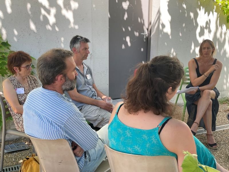 Participants en cercle, dehors