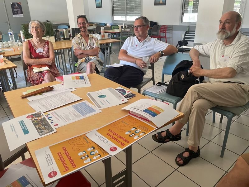 Participants autour d'une table