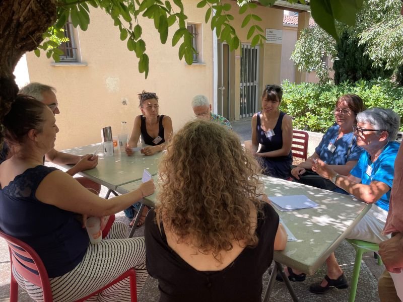 Participants autour d'une table, dehors